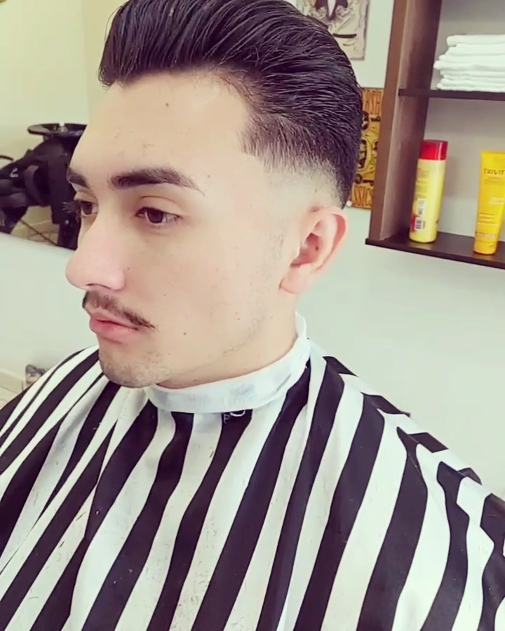 Corte finalizado com risca lateral e fade, feito na Dom Giovanni