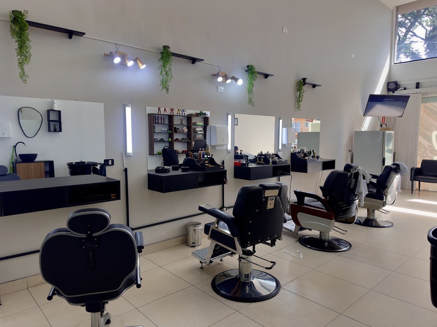 Salão da Barbearia Dom Giovanni com as cadeiras de atendimento