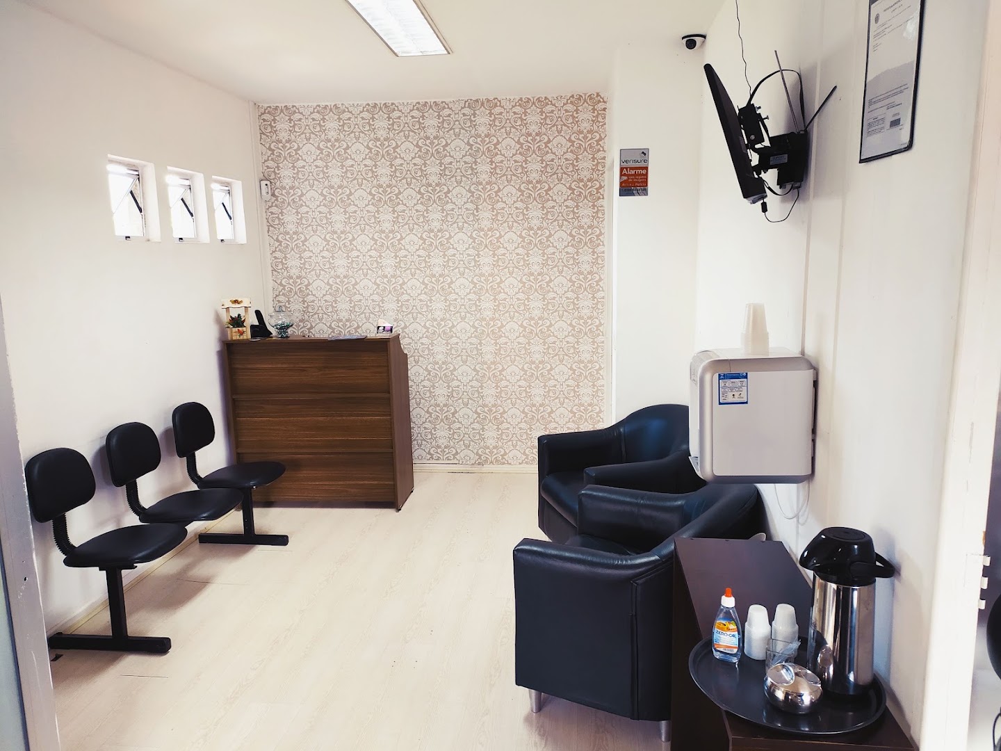 Sala de espera da Barbearia Dom Giovanni, com poltronas e área de café